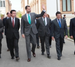 Don Felipe saluda a los trabajadores de la Real Fábrica de Tabacos de Málaga durante su recorrido por las instalaciones